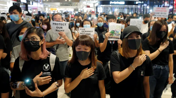 Protestující umělci zpívají Glory to Hong Kong v roce 2019