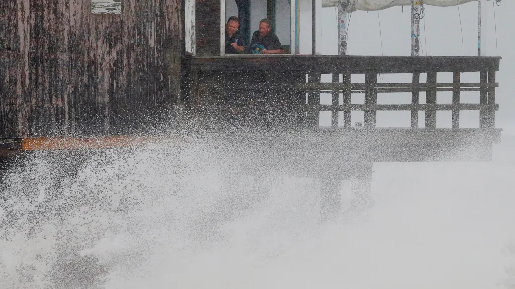 Tropická bouře Henri udeřila na pobřeží Rhode Islandu