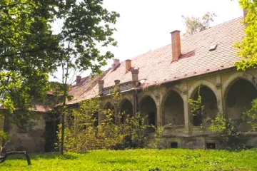 Reportéři ČT: Levně koupit a nechat zchátrat – tak často končí stovky českých zámečků