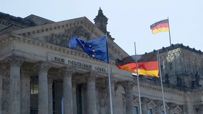 Německá a evropská vlajka před sídlem Spolkového sněmu