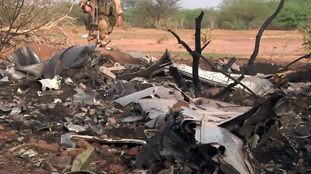 Trosky letadla zříceného v Mali