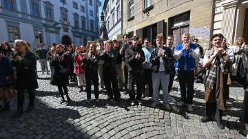 Protestní setkání studentů na podporu veřejnoprávních médií před budovou Uměleckého centra Univerzity Palackého v Olomouci