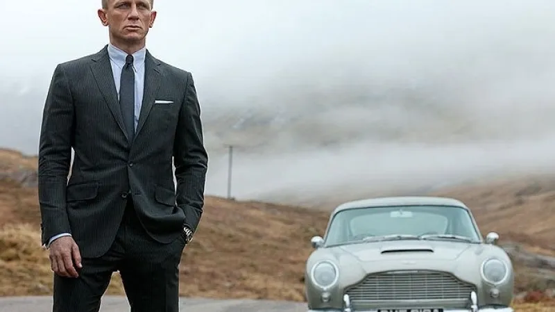 Daniel Craig ve filmu Skyfall s Aston Martinem, oblíbenou značkou Jamese Bonda