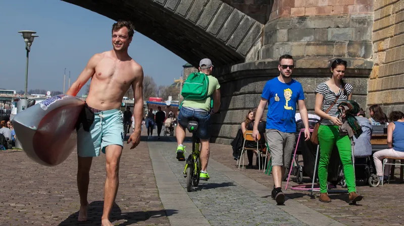 Náplavka na Rašínově nábřeží