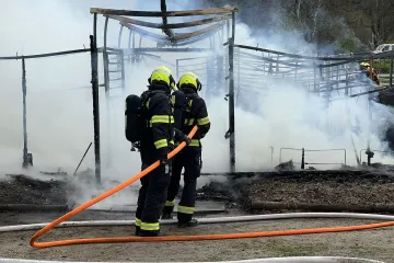 Při požáru stájí na pražském Císařském ostrově uhynulo osm koní
