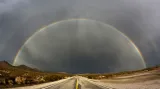Dvojitá duha nad silnicí Nipton Road po těžké bouři ve státě Nevada, USA.