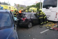 Policie v Praze pronásledovala auto. Jeho řidič havaroval, 6 lidí je zraněných