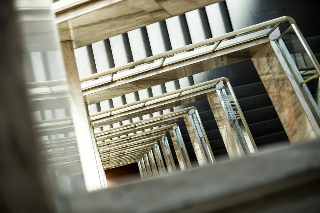 Původně Všeobecný penzijní ústav, dnes dům Radost se stal hlavní budovou, kterou si organizátoři Open House Praha vybrali za svoji festivalovou základnu. Pohled na funkcionalistické schodiště