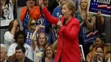 Hillary Clintonová se raduje z vítězství.