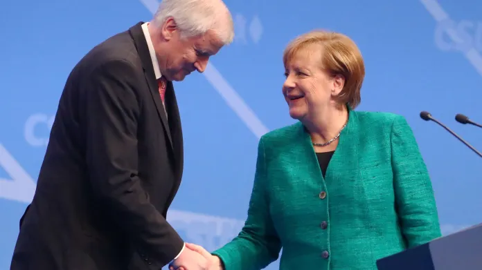 Seehofer a Merkelová na sjezdu CSU