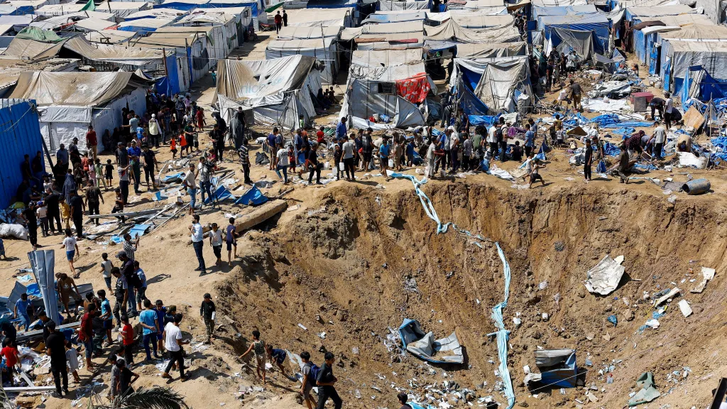 Palestinci na místě po izraelském útoku v Dajr Balahu (1. srpna 2026)