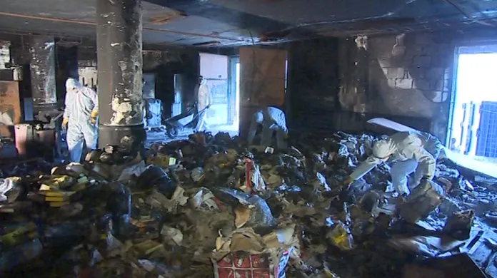 Vyklízení vyhořelého skladu elektroniky ve Zlíně