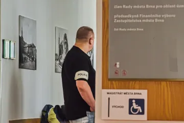 Soud vzal po policejní razii v Brně do vazby všech sedm obviněných