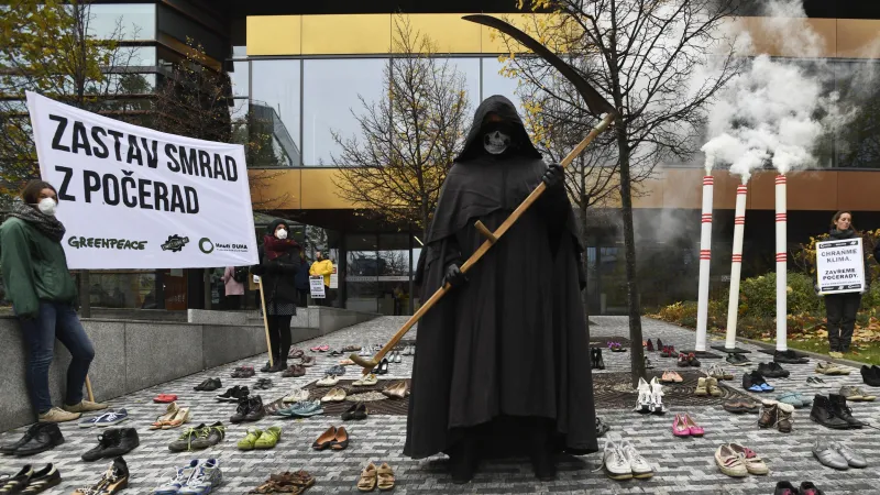 Happening upozorňující na dopady provozu elektrárny Počerady před sídlem ČEZu v Praze (listopad 2019)