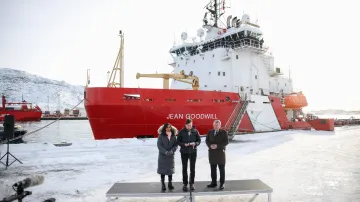 Ministryně zahraničí Grónska Vivian Motzfeldtová, kanadská ministryně zahraničí Anita Anandová a dánský ministr zahraničí Lars Lokke Rasmussen