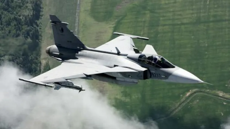 Piloti českých stíhaček Jas-39 Gripen, kteří jsou od začátku května odpovědní v rámci Severoatlantické aliance za ochranu vzdušného prostoru tří pobaltských republik Litvy, Lotyšska a Estonska, mají za sebou první ostrý start.