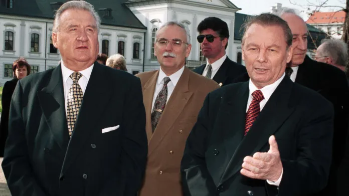 Michal Kováč zasadil 27.října 1999 v zahradě Prezidentského paláce strom do „Aleje prezidentů“, kterou založil jeho nástupce v čele státu Rudolf Schuster