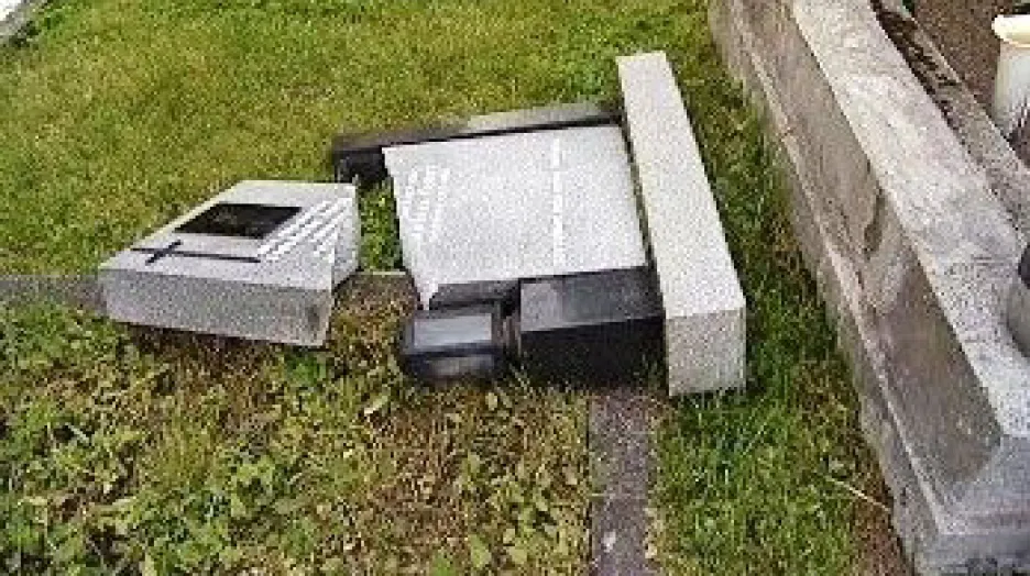 Poničený hrob