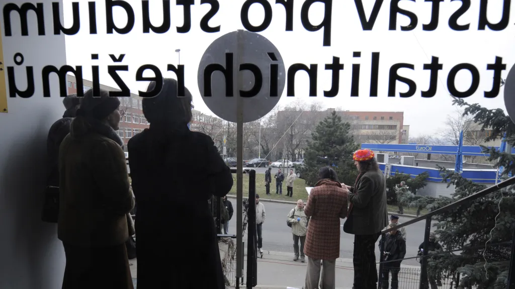 Nesouhlas se jmenováním nového ředitele ÚSTR