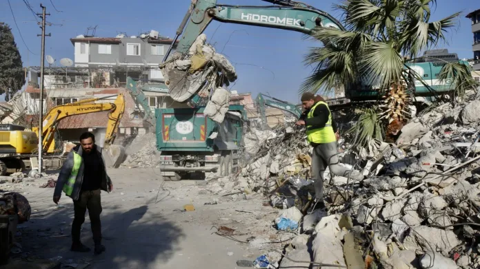 Těžká technika v akci po ničivém zemětřesení v turecké Antakyi