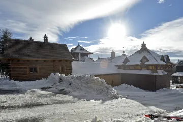 Libušín otevře v pestrých barvách. Roubenou chatu dokončují dělníci