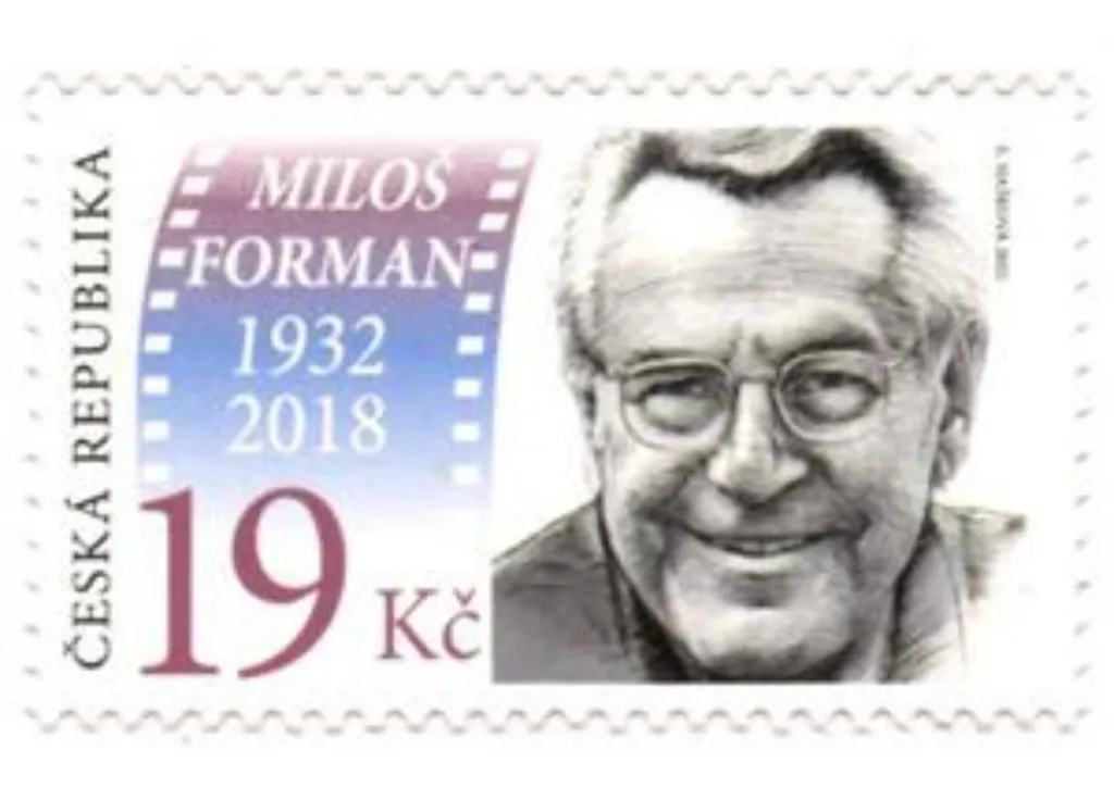 Ústřední motiv známky s Milošem Formanem tvoří civilní portrét tohoto režiséra a scenáristy, doplněný filmovým pásmem s roky vymezujícím jeho život. Ten tvůrčí začal v době československé nové vlny a po emigraci pokračoval v Hollywoodu, kde se Formanovi podařilo prosadit a stát se oscarovým filmařem. Známka vyšla k jeho nedožitým devadesátinám, autorkou emise je Eva Hašková