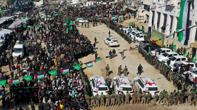 Palestinci, ozbrojenci Hamásu a Islámského palestinského džihádu u vozidel Červeného kříže