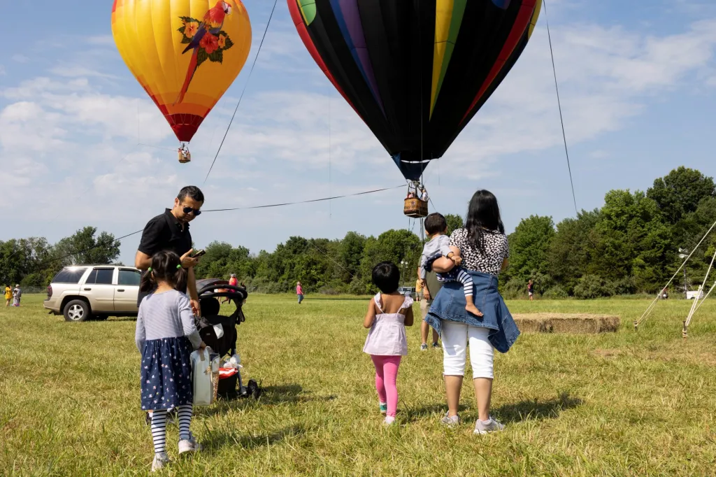 Festival balónového létání v New Jersey. Na nebi se tento rok objevilo 58 balónu různých tvarů i velikostí