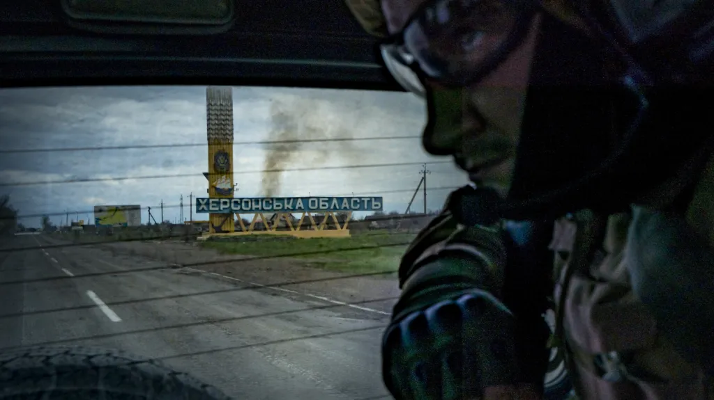 Ukrajinský voják u vstupu do Chersonské oblasti