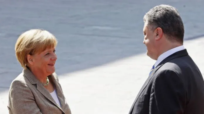 Merkelová přijela na Ukrajinu, ruský konvoj odjel