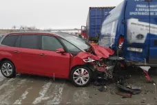 Na kluzké D1 u Lipníka havarovaly dvě desítky aut, osm lidí utrpělo zranění