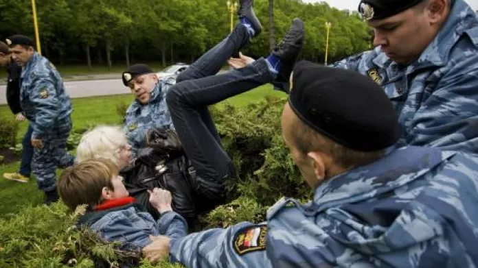 Ruská policie zasahuje během demonstrace gayů a lesbiček v Moskvě.