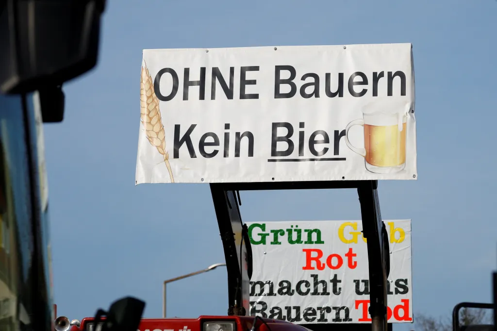 Transparenty s nápisy „Žádné pivo bez farmáře“ a „Zelená, žlutá, červená zabíjí nás farmáře“ v německém Ellwangenu