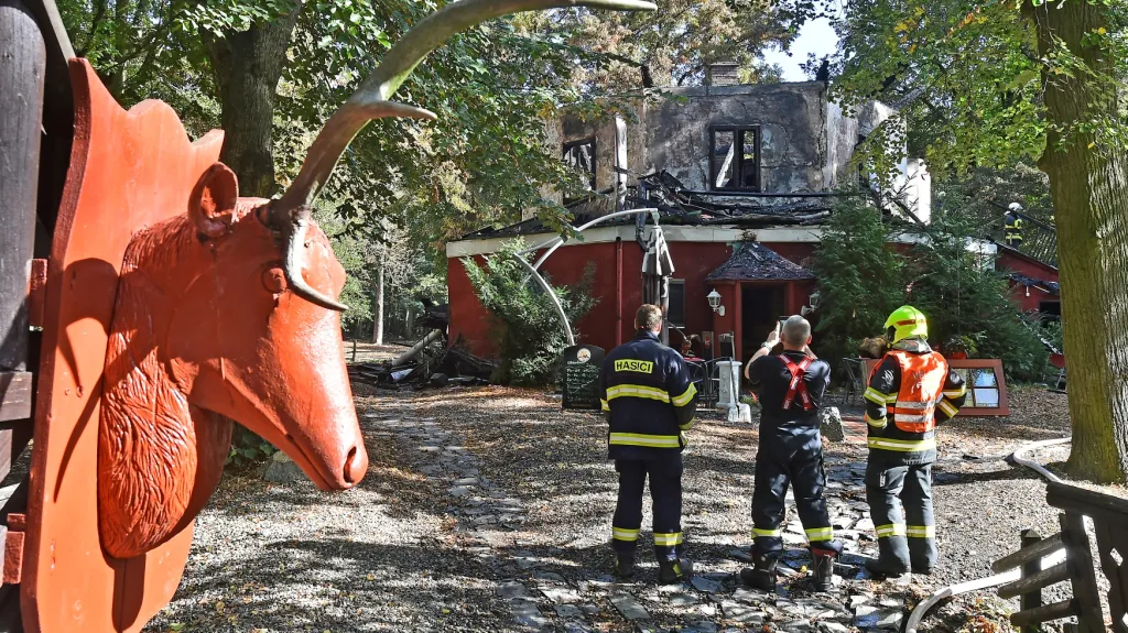 Následky požáru loveckého zámečku Dvojhradí