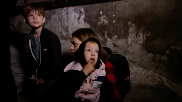 Lidé v Charkově se ukrývají před ruským dronovým útokem