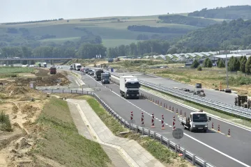 Další část obchvatu Otrokovic je v provozu. Auta mohou zatím jezdit jedním pruhem a bez poplatku