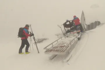 Řada silnic je kvůli sněhu zavřena, v Krkonoších hrozí laviny