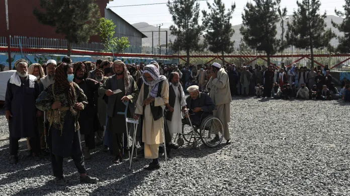 Afghánci jsou závislí na humanitární pomoci, na fotografii čekají na dodávky ze Saúdské Arábie