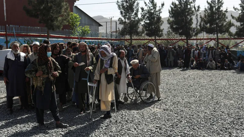 Afghánci jsou závislí na humanitární pomoci, na fotografii čekají na dodávky ze Saúdské Arábie