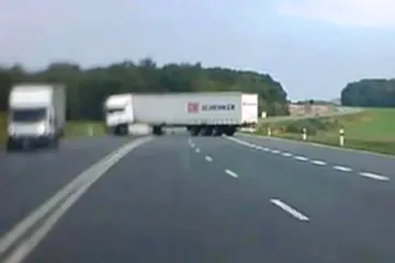 Kamion se otáčel přes dvě plné čáry do protisměru. Po řidiči pátrá policie