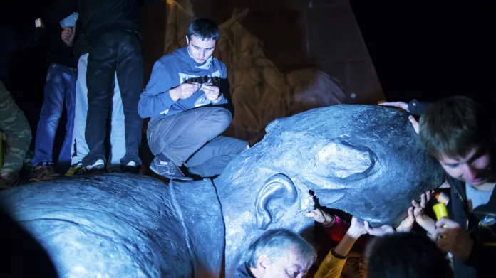 Dav strhl v Charkově sochu Lenina