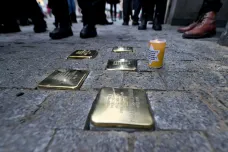 Kameny zmizelých připomínají v Ústí nad Labem osm životů vyhaslých za holocaustu