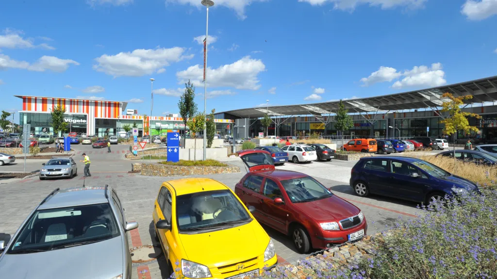 Auta na parkovišti před nákupním centrem v Brně-Bohunicích