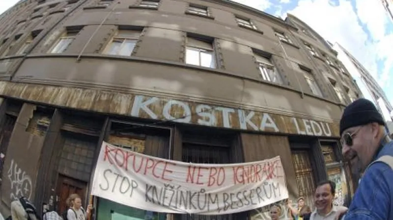 Klub za starou Prahu svolal 7. června protest kvůli plánovanému bourání budovy bývalé Akciové tiskárny na rohu Václavského náměstí a Opletalovy ulice. U sousedního domu v Opletalově ulici, ze kterého zbyla již jen fasáda, pak účastníci protestu zapálili svíčky.