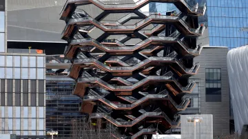 Jedna ze staveb, která vznikla na západní straně Manhattanu na základě návrhu Thomase Heatherwicka v rámci komplexu Hudson Yards Redevelopment Projectu, se nazývá Vessel
