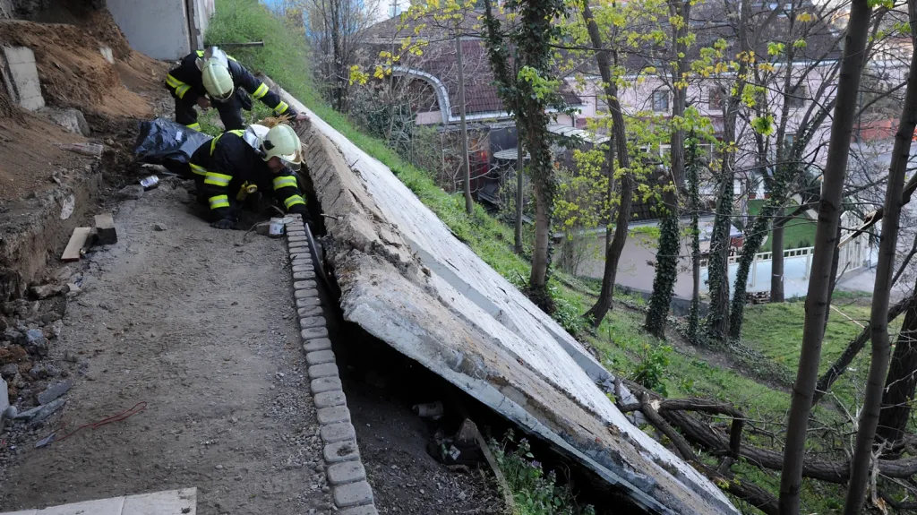 Z mostní konstrukce vypadl betonový panel