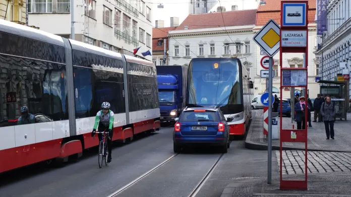 Lazarskou ulicí dosud projížděli hlavně zkušenější cyklisté, nově budou muset všichni