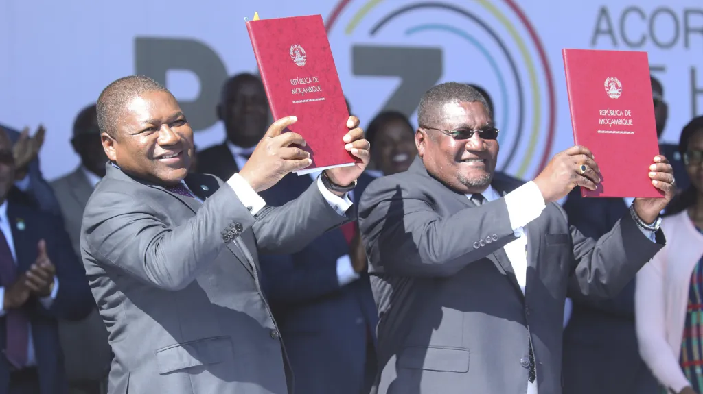 Opoziční lídr Ossufo Momade a prezident Filipe Nyusi s mírovou smlouvou