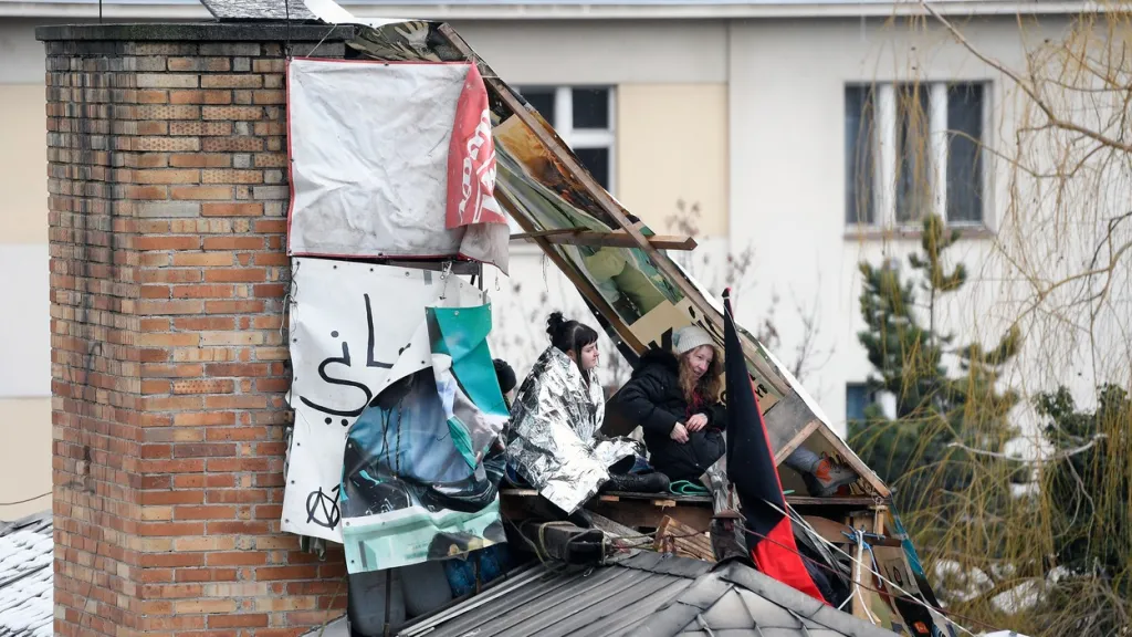 Aktivisté na střeše bývalé plicní kliniky na Žižkově