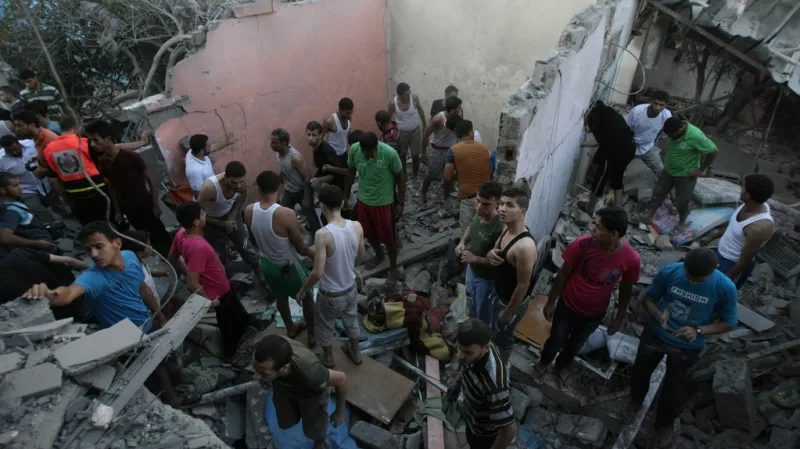 Následky náletů v palestinském města Rafa